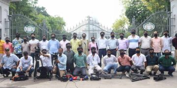 সুপ্রিম কোর্টের প্রবেশমুখে কালো কাপড় বেঁধে সাংবাদিকদের প্রতিবাদ