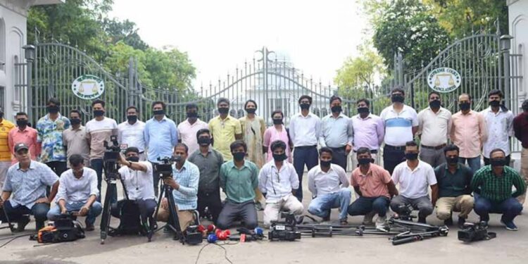 সুপ্রিম কোর্টের প্রবেশমুখে কালো কাপড় বেঁধে সাংবাদিকদের প্রতিবাদ