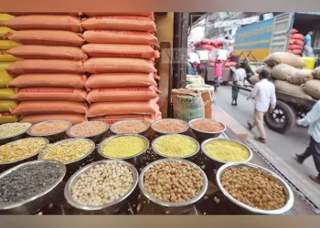 ঈদ ঘিরে খাতুনগঞ্জে পণ্যের দাম বাড়ানোর তোড়জোড়
