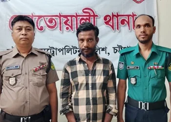 চট্টগ্রামে ২৩ মামলার আসামি অস্ত্রসহ গ্রেফতার