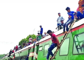 জীবনের ঝুঁকি নিয়ে ট্রেনের ছাদে ঈদযাত্রা
