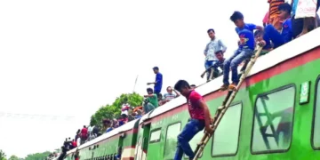 জীবনের ঝুঁকি নিয়ে ট্রেনের ছাদে ঈদযাত্রা