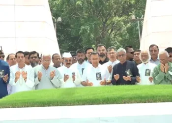 জিয়াউর রহমানের সমাধিতে শ্রদ্ধা নিবেদন করলেন প্রধানমন্ত্রী