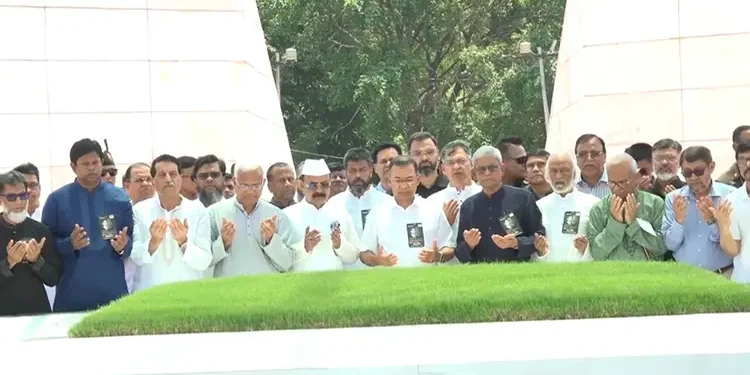 জিয়াউর রহমানের সমাধিতে শ্রদ্ধা নিবেদন করলেন প্রধানমন্ত্রী