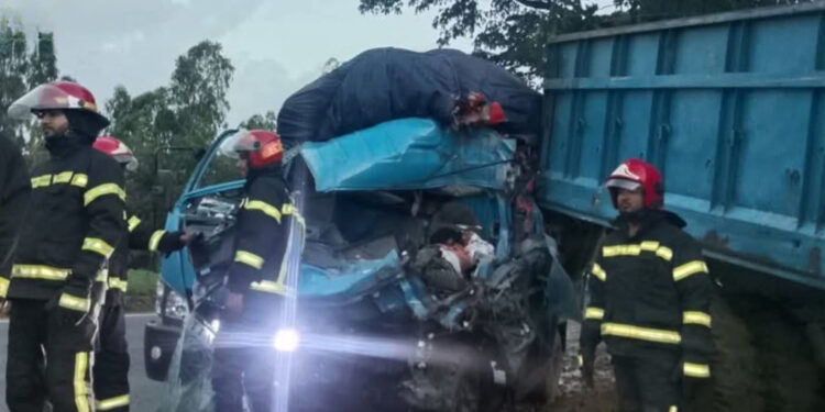 মিরসরাইয়ে দাঁড়িয়ে থাকা ট্রাকে ধাক্কা, হেলপার নিহত