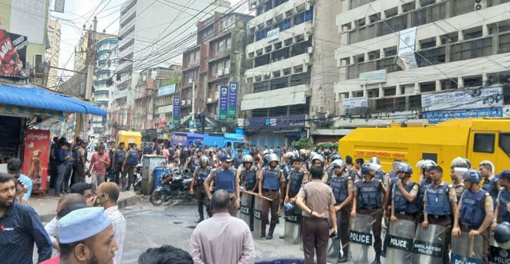 ইসলামী ব্যাংকের প্রধান কার্যালয়ের সামনে বিক্ষোভ