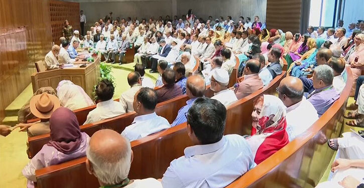 প্রধানমন্ত্রীর সভাপতিত্বে সরকারদলীয় এমপিদের সভা চলছে