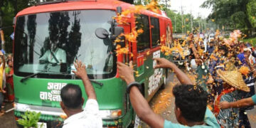 সিলেটে চা শ্রমিকদের ফুলবৃষ্টিতে সিক্ত প্রধানমন্ত্রী, পথে পথে অভ্যর্থনা