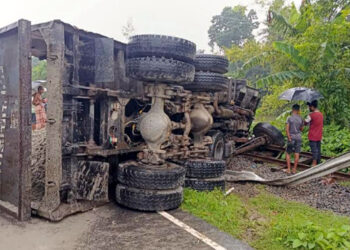 রেললাইনে উল্টে পড়ল বালুভর্তি ট্রাক, দুর্ভোগে কুড়িগ্রাম এক্সপ্রেসের যাত্রীরা