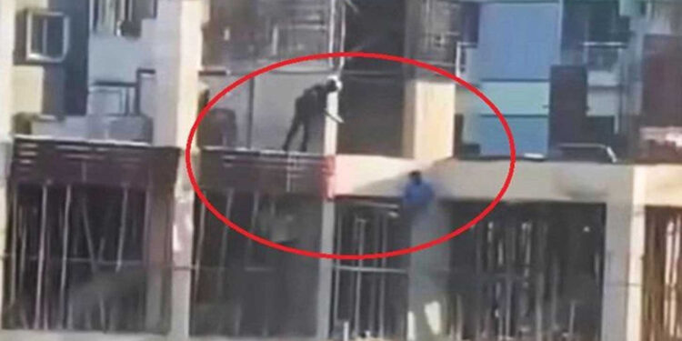 কার্নিশে ঝোলা তরুণকে গুলি: সাবেক ডিএমপি কমিশনার সহ ৩ জনের প্রাণদণ্ড