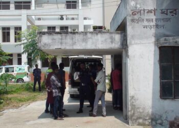 স্বামীর মরদেহ নিয়ে ফেরার পথে প্রাণ গেল স্ত্রীর