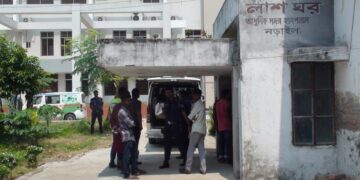 স্বামীর মরদেহ নিয়ে ফেরার পথে প্রাণ গেল স্ত্রীর