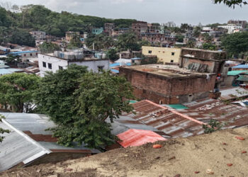 চট্টগ্রামে পাহাড়ধসের শঙ্কা, ঝুঁকিপূর্ণ এলাকা থেকে সরে যেতে মাইকিং