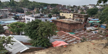 চট্টগ্রামে পাহাড়ধসের শঙ্কা, ঝুঁকিপূর্ণ এলাকা থেকে সরে যেতে মাইকিং