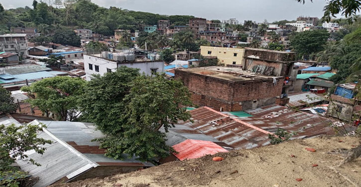 চট্টগ্রামে পাহাড়ধসের শঙ্কা, ঝুঁকিপূর্ণ এলাকা থেকে সরে যেতে মাইকিং