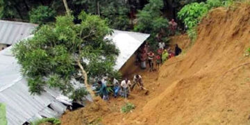 এবার চকরিয়ায় পাহাড়ধস, প্রাণ গেল দুইজনের