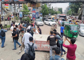 শিক্ষামন্ত্রীর পদত্যাগ দাবিতে সায়েন্সল্যাব মোড়ে সড়ক অবরোধ