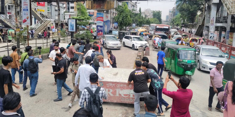 শিক্ষামন্ত্রীর পদত্যাগ দাবিতে সায়েন্সল্যাব মোড়ে সড়ক অবরোধ