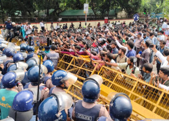 শিক্ষা ভবনের সামনে শিক্ষার্থীদের অবস্থান, পদত্যাগ দাবিতে স্লোগান
