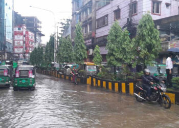 চট্টগ্রামে নিম্নাঞ্চলে টানা বৃষ্টিতে শুরু হয়েছে জলাবদ্ধতা