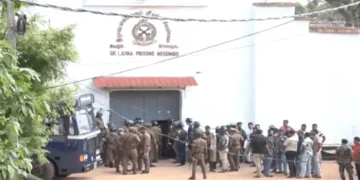 কারাগারে বন্দি ও রক্ষীদের মধ্যে সংঘর্ষ, নিহত অন্তত ২৩