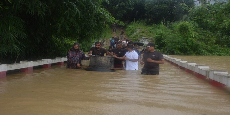 বান্দরবানে বন্যাদুর্গত ১২২ পরিবারকে উদ্ধার করল বিজিবি
