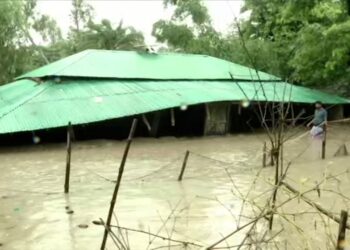 চট্টগ্রামের বাঁশখালীর পুরো এলাকা পানির নিচে, মানুষের দুর্ভোগ চরমে