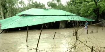 চট্টগ্রামের বাঁশখালীর পুরো এলাকা পানির নিচে, মানুষের দুর্ভোগ চরমে