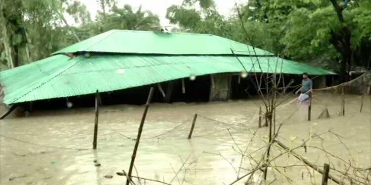 চট্টগ্রামের বাঁশখালীর পুরো এলাকা পানির নিচে, মানুষের দুর্ভোগ চরমে