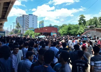 চট্টগ্রাম শিক্ষাবোর্ডের সামনে শিক্ষার্থীদের বিক্ষোভ, শিক্ষামন্ত্রীর পদত্যাগ দাবি