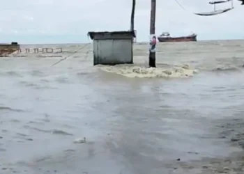 হাতিয়ার সঙ্গে সারা দেশের নৌচলাচল ৩ দিন ধরে বন্ধ