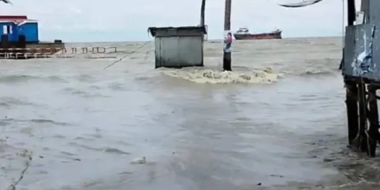হাতিয়ার সঙ্গে সারা দেশের নৌচলাচল ৩ দিন ধরে বন্ধ