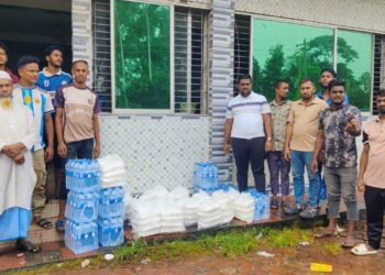 ‎আনোয়ারায় পানিবন্দি ক্ষতিগ্রস্তদের মাঝে যুবদল নেতা মোশারফের খাবার-সামগ্রী বিতরণ