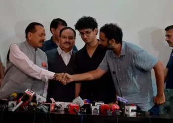 সব দাবি মেনে নেওয়ার আশ্বাসে আন্দোলন প্রত্যাহার ‘ককরোচ পার্টি’র