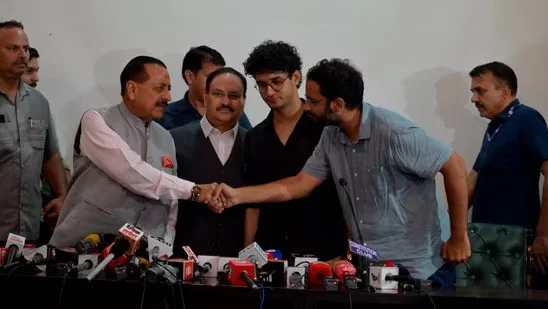 সব দাবি মেনে নেওয়ার আশ্বাসে আন্দোলন প্রত্যাহার ‘ককরোচ পার্টি’র
