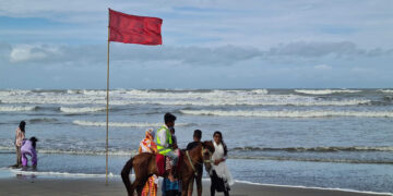 সাগরে সুস্পষ্ট লঘুচাপ, বন্দরে সতর্কসংকেত