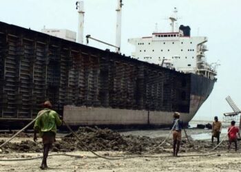 চাঁদাবাজি-হামলায় সংকটে জাহাজভাঙা শিল্প