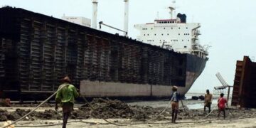 চাঁদাবাজি-হামলায় সংকটে জাহাজভাঙা শিল্প