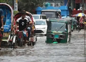 চট্টগ্রামে আবারও ভারী বৃষ্টিতে ১২৯ মিলিমিটার বৃষ্টিতে সড়কে হাঁটুপানি