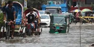 চট্টগ্রামে আবারও ভারী বৃষ্টিতে ১২৯ মিলিমিটার বৃষ্টিতে সড়কে হাঁটুপানি