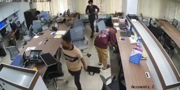 চট্টগ্রামে আইএসপি অফিসে হামলা: পুলিশ কমিশনারের নাম ভাঙিয়ে হুমকি