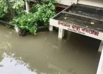 সাতকানিয়ায় বাড়ছে বন্যার দুর্ভোগ, পানিতে থানা-হাসপাতাল-স্কুল