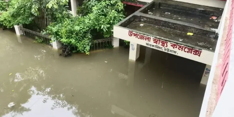 সাতকানিয়ায় বাড়ছে বন্যার দুর্ভোগ, পানিতে থানা-হাসপাতাল-স্কুল