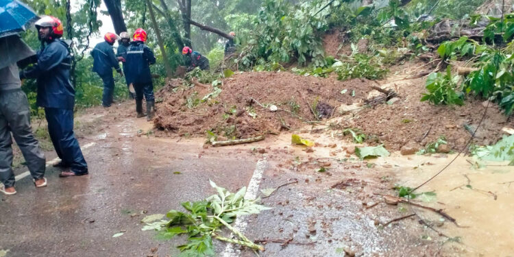 ভারী বৃষ্টিতে কাপ্তাই-চট্টগ্রাম সড়কে পাহাড় ধস, যোগাযোগ বন্ধ