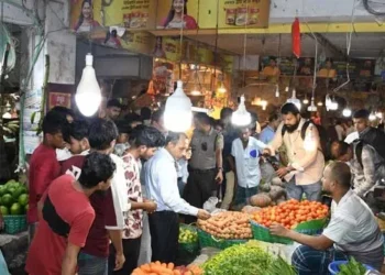 চট্টগ্রামে বহদ্দারহাটে মূল্যতালিকা প্রদর্শন না করায় ৬ প্রতিষ্ঠানকে জরিমানা
