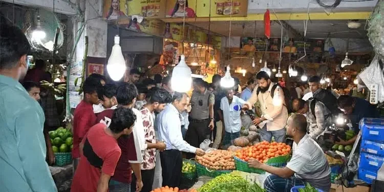 চট্টগ্রামে বহদ্দারহাটে মূল্যতালিকা প্রদর্শন না করায় ৬ প্রতিষ্ঠানকে জরিমানা