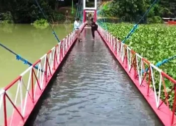 পানিতে ডুবল রাঙামাটির ঝুলন্ত সেতু, অনির্দিষ্টকালের জন্য বন্ধ চলাচল