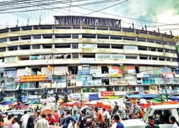 চট্টগ্রামে রিয়াজউদ্দিন বাজার আমতল সিডিএ মার্কেটে অবৈধভাবে পার্কিং দখল করে গড়ে উঠেছে দেড় শতাধিক দোকান