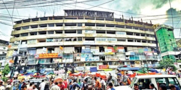 চট্টগ্রামে রিয়াজউদ্দিন বাজার আমতল সিডিএ মার্কেটে অবৈধভাবে পার্কিং দখল করে গড়ে উঠেছে দেড় শতাধিক দোকান