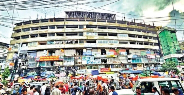 চট্টগ্রামে রিয়াজউদ্দিন বাজার আমতল সিডিএ মার্কেটে অবৈধভাবে পার্কিং দখল করে গড়ে উঠেছে দেড় শতাধিক দোকান